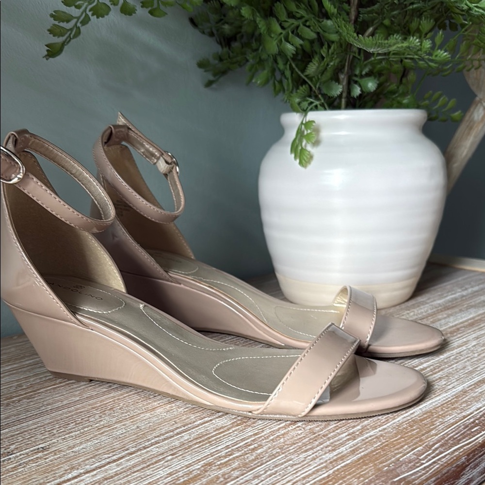 Bandolino size 8 Elegant Nude Wedge Sandals